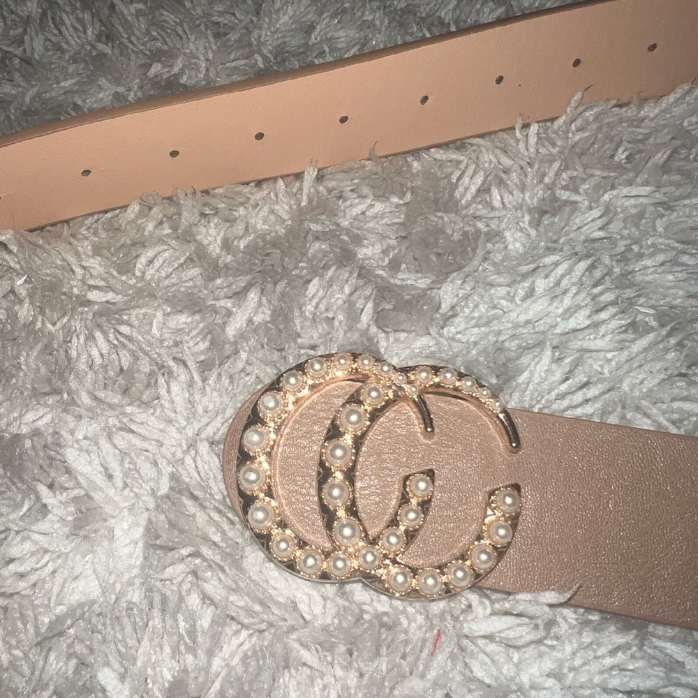 Boutique belt with pearl and gold hardware